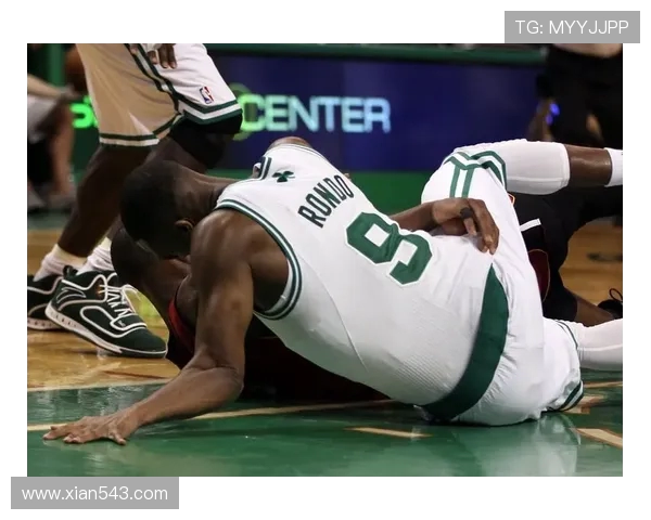 斯马特为球队拼尽全力以身体换胜利彰显篮球精神赛场硬汉本色与责任担当